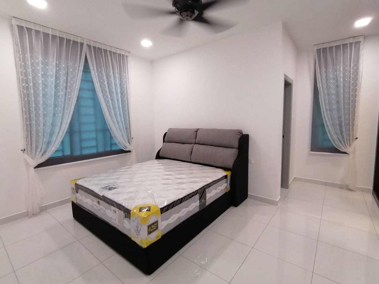 SUNSCREEN ROLLER BLIND
